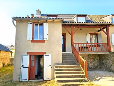 maison rénovée avec grand jardin aménagé et garage  située d