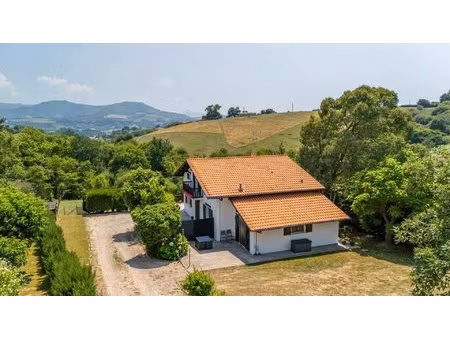 espelette - maison basque avec appartement t2 et terrain de 2 000 m²