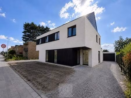 zeer ruime en moderne halfopen nieuwbouwwoning