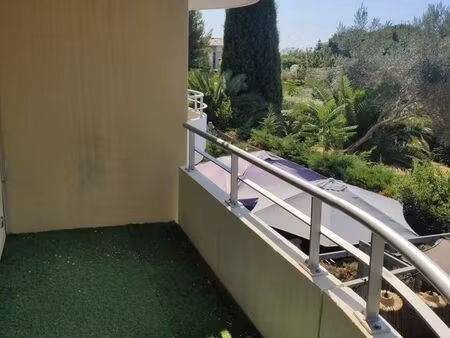 t3 avec terrasse  piscine et parking