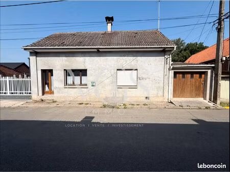 maison individuelle à rénover - 110 m² - 850 m² de terrain - garage & dépendances