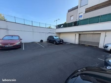place de parking sécurisée avec portes automatiques
