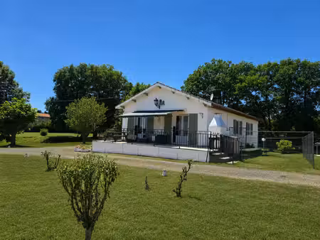 spacieuse maison de campagne de quatre chambres avec chambre d'amis indépendante  piscine 