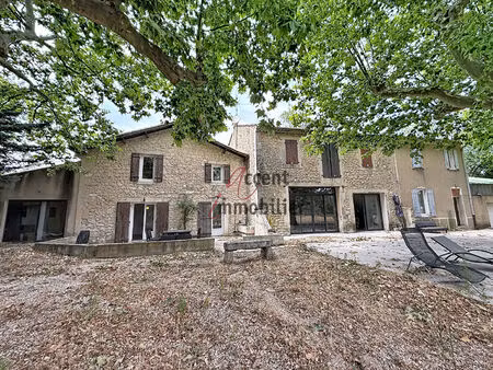 ensemble immobilier sur 13500m² de terrain.