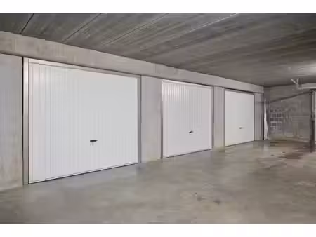 3 garages fermés à louer à leuven (séparément ou ensemble)