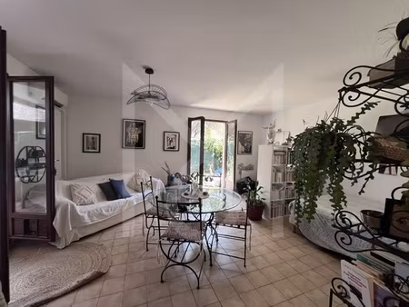 aix st mitre : t2 de 65 27m2 en rez-de-jardin avec place de