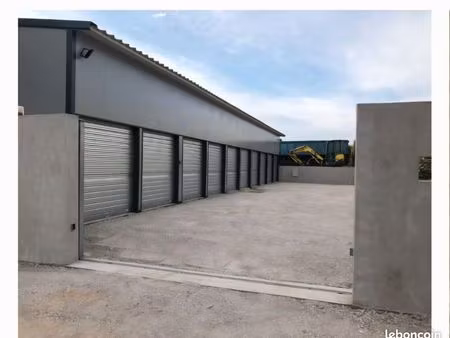 box de stockage clôturé et sécurisé / garde meuble