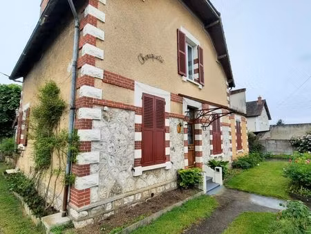 maison de caractère 138 m²  non mitoyenne  avec grand jardin   caves  greniers et grand ga
