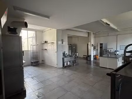 location grand local avec cour extérieur
