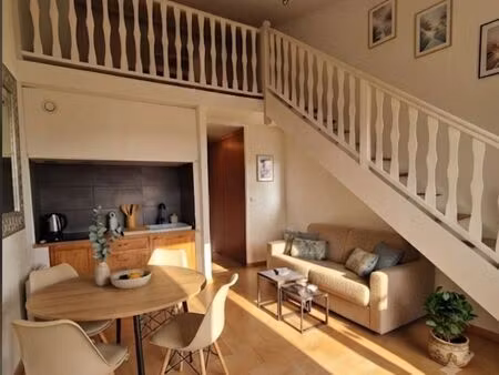 à louer – t1 bis en duplex avec terrasse  parking et climatisation – peymeinade