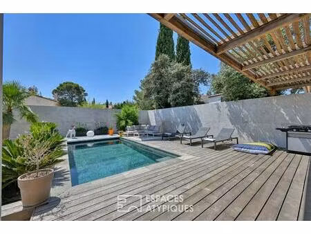 villa contemporaine avec piscine et jardin paysagé