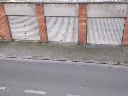 lot de 3 garages a front de rue + terrain arrière