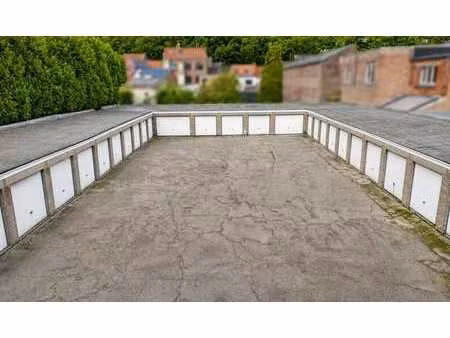 garages fermés idéalement situés avec accès sécurisé