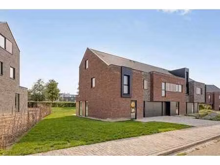 maison moderne dans un emplacement de premier choix