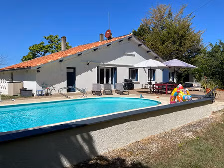 charmante maison de plain-pied de quatre chambres avec piscine