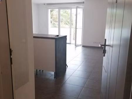 à louer studio avec balcon au calme avec place de parking privative