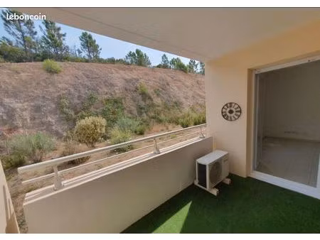joli t2 48m2 st raphaël meuble cuisine equipe climatisation + parking + cave + terrasse