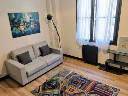 grand studio rénové  dans une rue adjacente à la rue de vaugirard