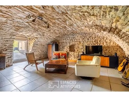 appartement avec terrasse dans les dépendances d'une ancienne bâtisse