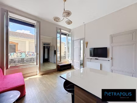 t2/t3 de 47 m² — quai perrache  lyon 2ème — lumineux  sans