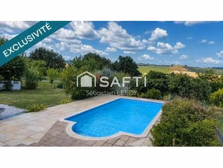 maison familiale avec piscine et grand terrain.