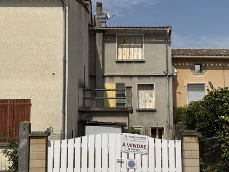 maison entièrement à rénover avec jardin .