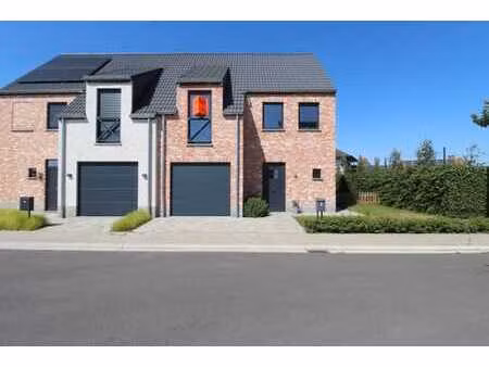 prachtige halfopen woning in handzame