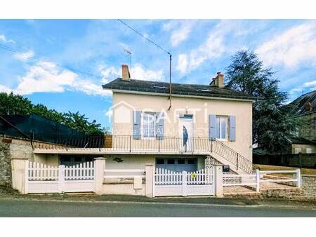 le charme de la pierre et le confort du plain-pied à deux pas du bourg : découvrez cette m