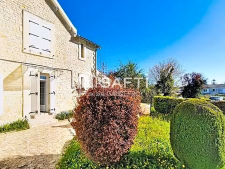 charentaise sans travaux d'environ 120 m² sur parcelle de 487 m².
