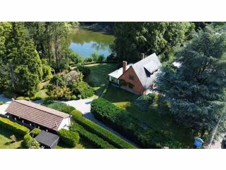 propriété d'exception sur ±3 hectares avec lac privé et dépe