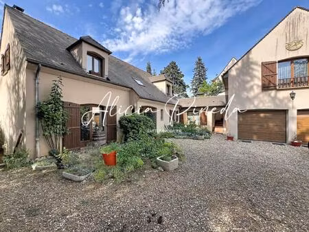 maison familiale lumineuse avec jardin arboré