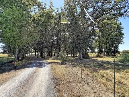 terrain d'agrément avec un grand étang  une dépendance  une partie arboré.