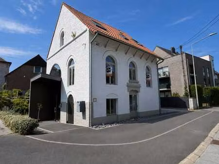 immeuble de 4 bureaux et 2 open spaces  idéalement situé.