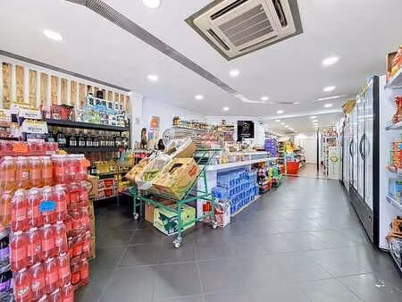 grand commerce de +-330m2 avec vaste sous-sol et fort potent