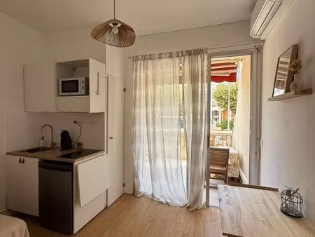 studio meublé rénové avec terrasse 13 m²