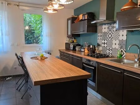 rare sur le secteur t4 meublé de 88 m² avec 100 m² de jardin – métro d parilly à 500 m – p