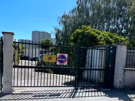parking villejuif/ métro l'haÿ-les-roses
