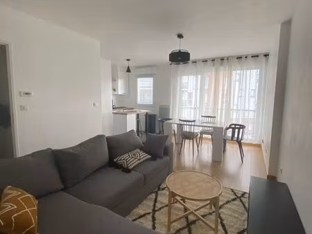 loue t2 meublé de 47m2 avec balcon et place de parking  10min à pieds de la place des épar