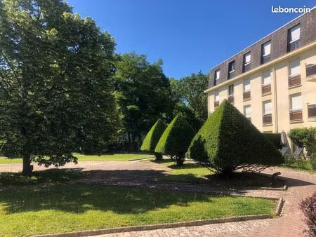 t2 meublé de 47 55 m² – balcon  parking privatif  résidence sécurisée – chantilly (bois sa