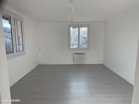 élégant t4 traversant de 92 m² avec balcon et entrée indépendante
