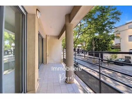 st giniez 13008 - t3 traversant avec terrasse