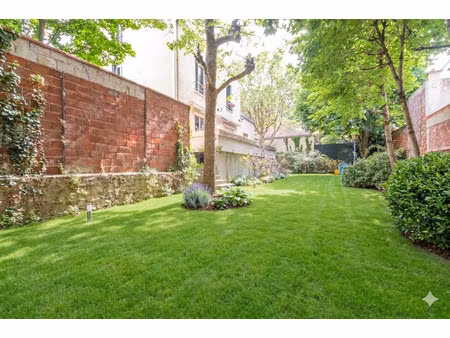 maison individuelle de 265m2  avec terrasses et jardin  situ