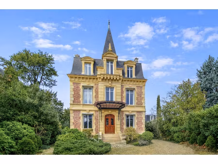 le vesinet - propriete de 232 m² - salon 66 m² - 4 chambres - terrain 1474 m² - dependance