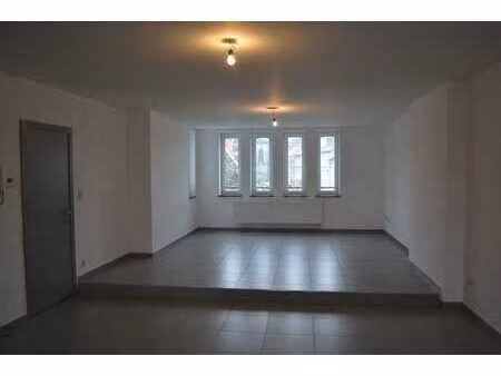 spacieux appartement en plein centre de couvin
