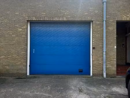 grand garage à vendre près du centre de koksijde-bad