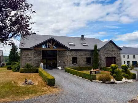 maison 4 façades avec piscine couverte et grand terrain