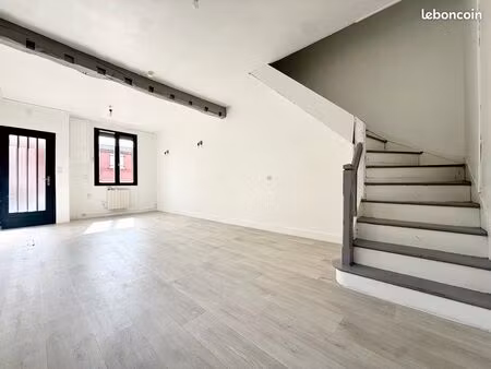 moreuil - hyper centre - maison de ville - 1 chambre - 1 bureau - cour - dépendance - bail