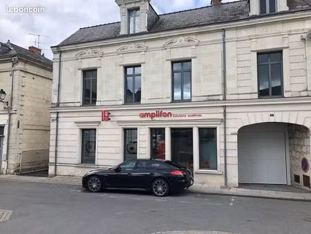 location appartement 93 m2 centre de longué avec cour extérieur