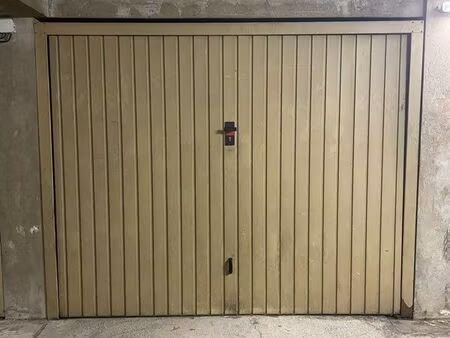 box de garage fermé dans une résidence ultra sécurisée