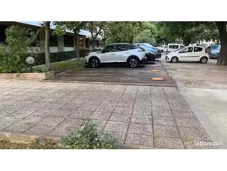 à louer : place de parking exclusive au cabot – confort  sécurité & proximité